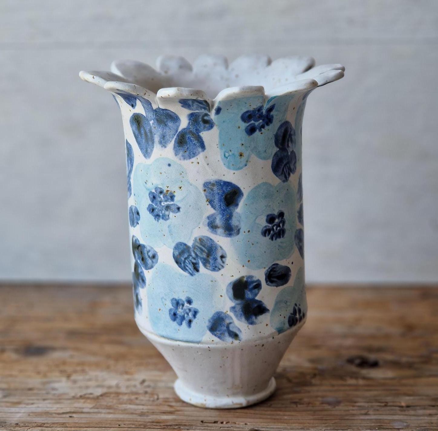 花柄の陶器の花瓶、青と白の手作りの容器、手作りの花瓶 - Etsy 日本