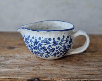 Handgemachter Keramik Servierkrug Nr. 2, florales Sahnekännchen, blau-weißes Ausgießer, Milch/Joghurtkännchen, kleiner Krug