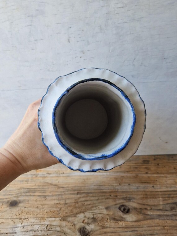 青と白のヴィンテージ風の陶器の花瓶、手作り、花用の手作り花瓶、新築