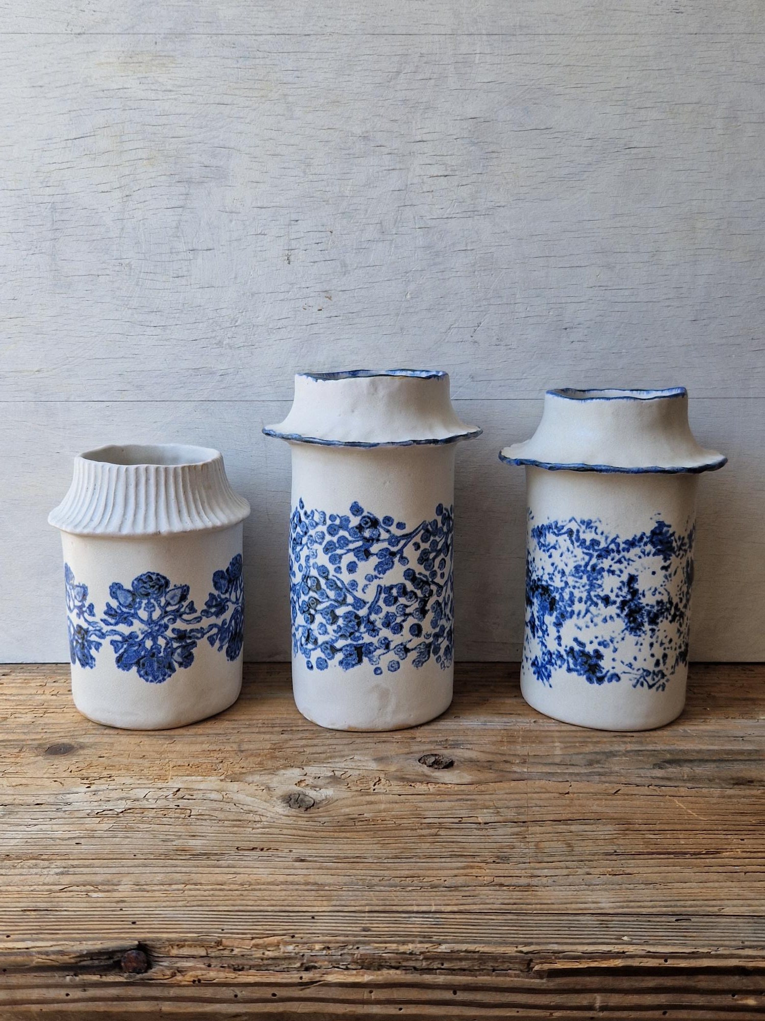 青と白のヴィンテージ風の陶器の花瓶、手作り、花用の手作り花瓶、新築