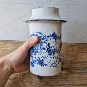 Jarrón de cerámica de aspecto vintage azul y blanco hecho a mano, jarrón hecho a mano para flores, regalo de bienvenida imagen 3
