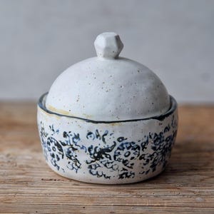 Keramisk skattkista, sockerskål med lock, smyckeskrin, handgjord saltkar, rustik burk med lock, bröllopspresent