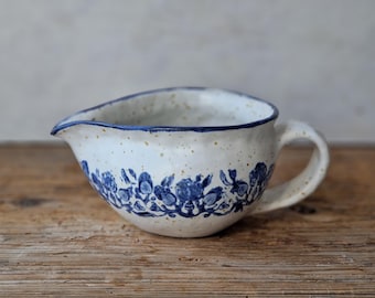 Handgemachter Servierkrug aus Keramik, floraler Sahnegießer, blau-weißer Ausgießer, Milch- / Joghurtkännchen, kleiner Krug