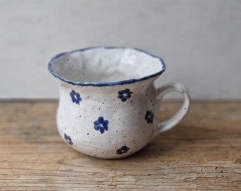 Vergeet-mij-niet handgemaakte keramische beker, geknepen aardewerk mok voor koffie of cappuccino. blauwe en witte theeliefhebbers cadeau