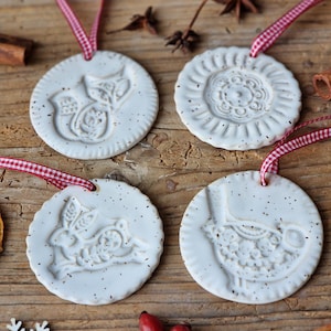 Weiße Weihnachtsdekoration, 4er-Set, handgefertigte Keramikornamente, Familiengeschenk