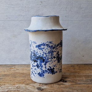 Jarrón de cerámica de aspecto vintage azul y blanco hecho a mano, jarrón hecho a mano para flores, regalo de bienvenida imagen 1