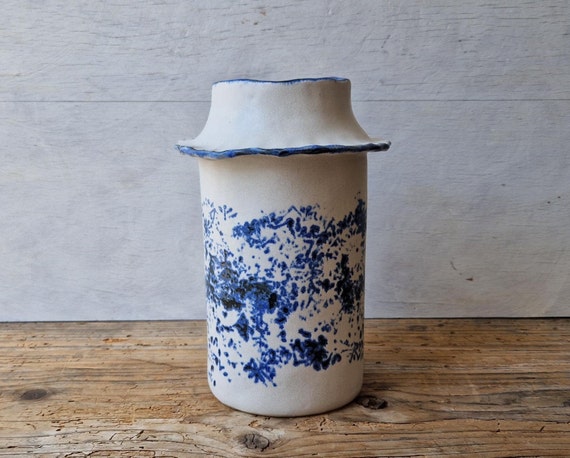 青と白のヴィンテージ風の陶器の花瓶、手作り、花用の手作り花瓶