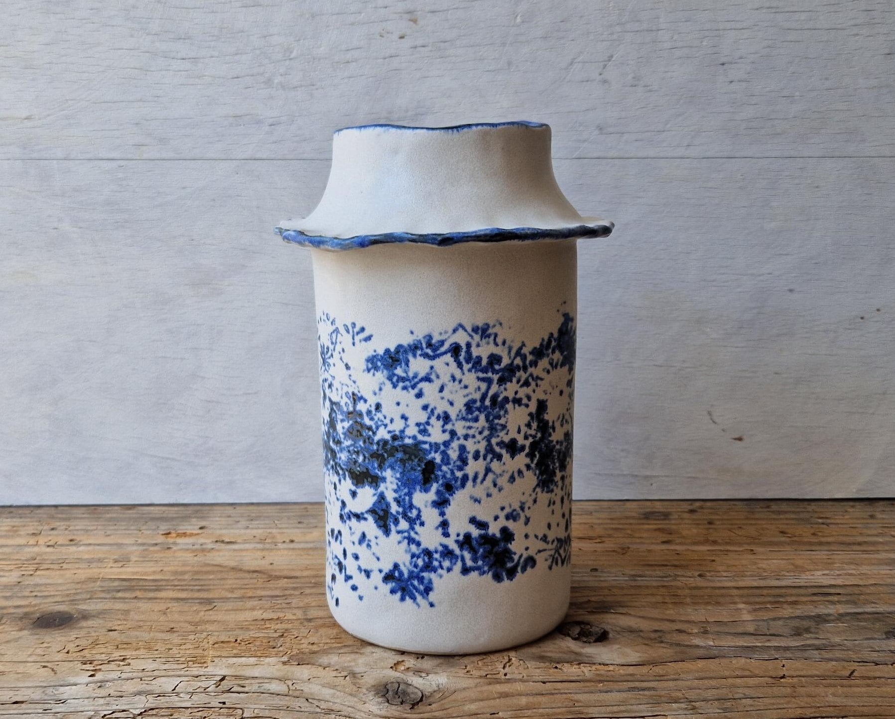 青と白のヴィンテージ風の陶器の花瓶、手作り、花用の手作り花瓶 青と白のヴィンテージ風の陶器の花瓶、手作り、花用の手作り花瓶