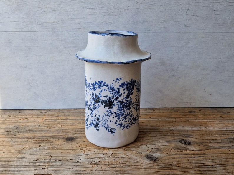 Jarrón de cerámica de aspecto vintage azul y blanco hecho a mano, jarrón hecho a mano para flores, regalo de bienvenida imagen 5