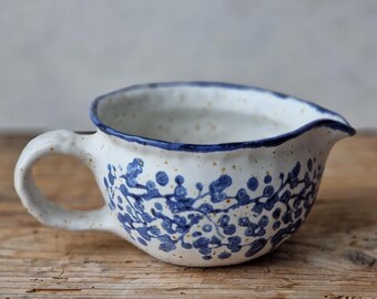 Handgemachter Keramik Servierkrug Nr. 1, florales Sahnekännchen, blau-weißer Ausgießer, Milch- / Joghurtkännchen, kleiner Krug
