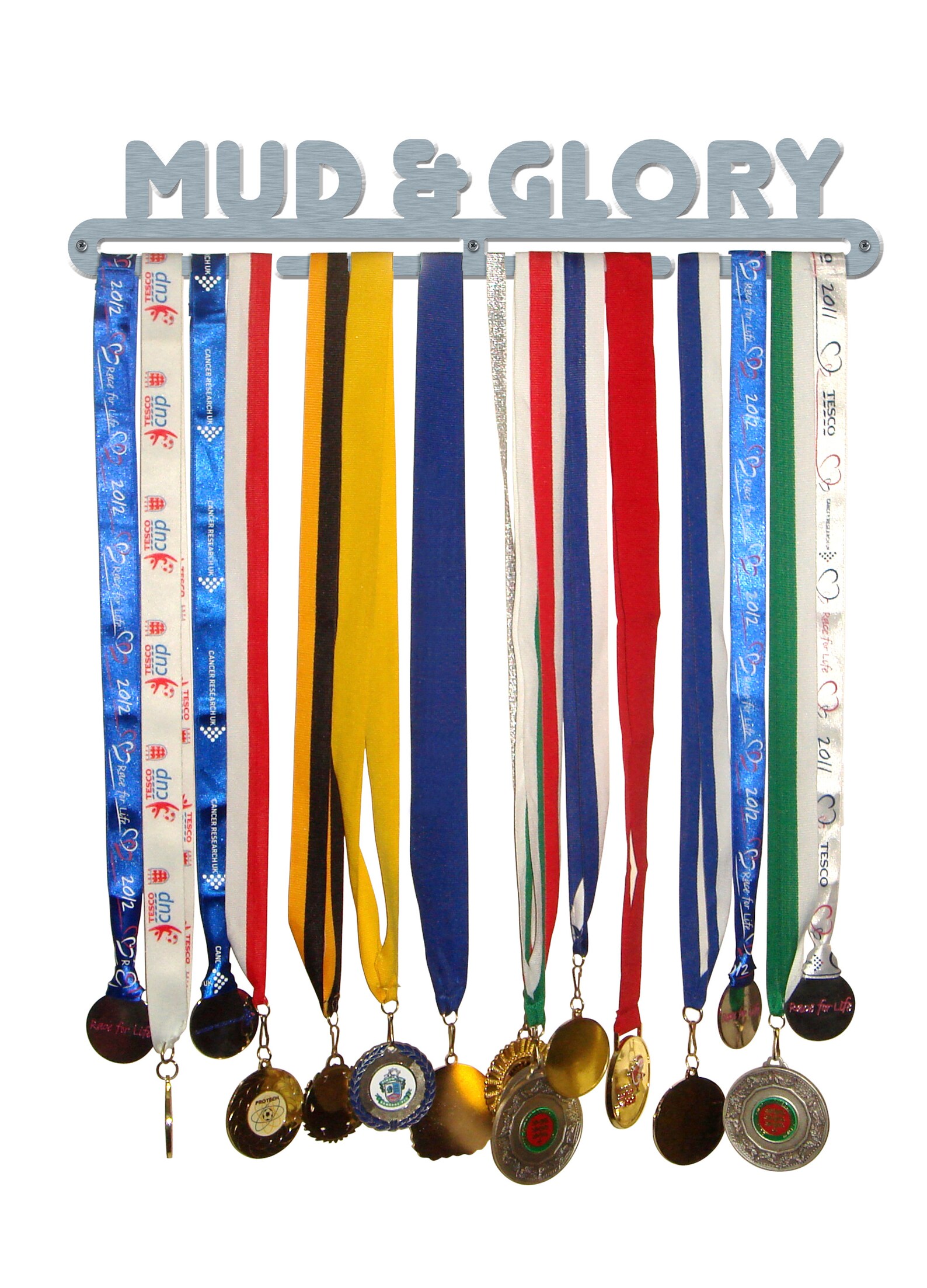 Медали висят на стене. Спортивные медали на стене. Доска для наград и медалей на стену. Золотая медаль на ленте. Полочка для медалей.