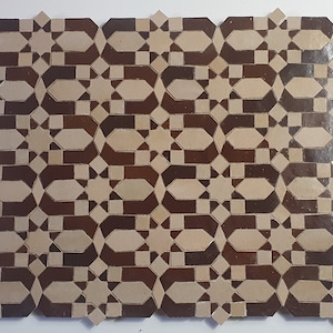 Puede incluir: Un patrón de azulejos geométrico con azulejos marrones y beige. Los azulejos están dispuestos en un patrón repetitivo de estrellas y octógonos.