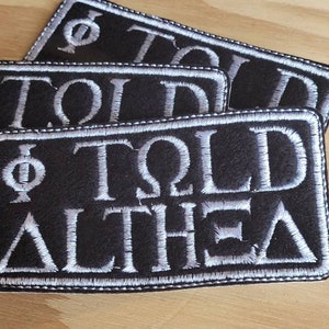 Ich erzählte Althea von griechischen Briefen inspirierten handgemachten Aufnäher