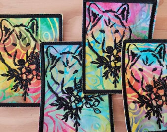 Lobo colorido com flores bordadas à mão costuradas em patch