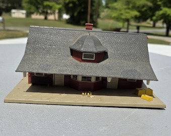 Vintage Toy Train Station by Revell HO Scale - FREE SHIPPING!!