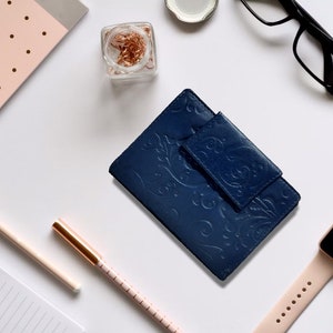 Carteira de couro para mulheres, carteira de couro legítimo tipo livro, carteira de couro minimalista, carteira com vários compartimentos para cartão e bolso com zíper, carteira RFID