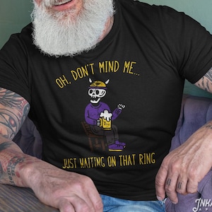 面白いバイキングシャツ Oh Don't Mind Me Beer Team Makes me Drink Minnesota Football Go Vikes SKOL Captain Kirk Cousins ユニセックス Tシャツ