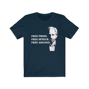 Maglietta Donna "Free Julian Assange" Bianca: T-Shirt In Cotone Comoda Con Stampa DTG, Casual E Originale