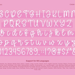 K&ouml;nnte beinhalten: Ein rosa Hintergrund mit wei&szlig;em Text, der das Alphabet in Gro&szlig;- und Kleinschreibung, Zahlen, Satzzeichen und Symbole zeigt. Der Text ist in einem handgeschriebenen Schriftstil. Der Text lautet "Alle Zeichen", "Cisder Honey Schriftart", und "Unterst&uuml;tzung f&uuml;r 68 Sprachen".