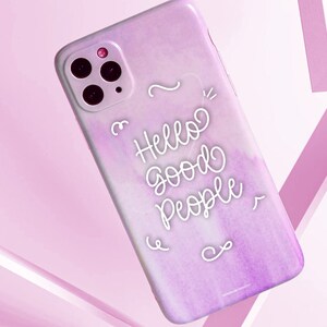 K&ouml;nnte beinhalten: Eine rosa und lilafarbene Aquarell-Handyh&uuml;lle mit einem wei&szlig;en Design, auf dem "Hello Good People" steht.