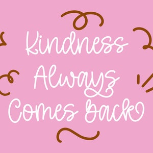 K&ouml;nnte beinhalten: Ein rosa Hintergrund mit braunen Wirbeln und wei&szlig;em kursivem Text, der "Kindness Always Comes Back" lautet.