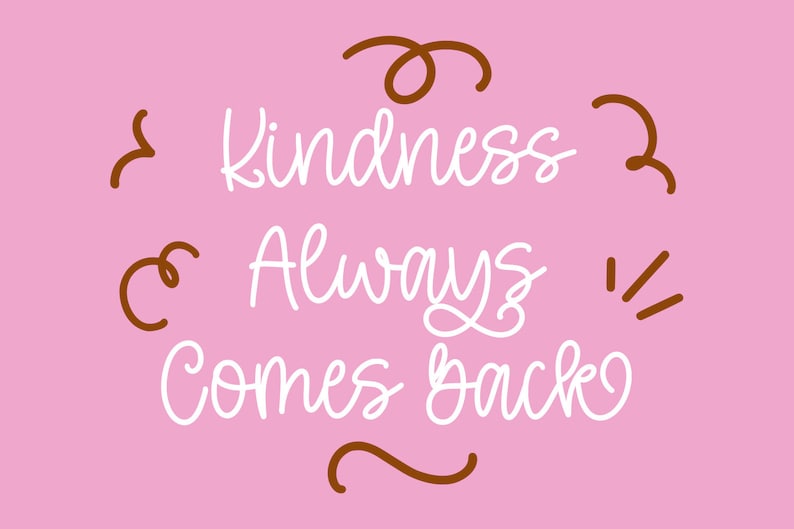 K&ouml;nnte beinhalten: Ein rosa Hintergrund mit braunen Wirbeln und wei&szlig;em kursivem Text, der "Kindness Always Comes Back" lautet.