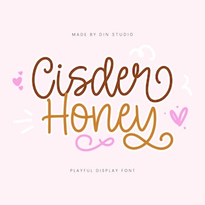 K&ouml;nnte beinhalten: Spielerische Display-Schriftart namens "Cider Honey" in brauner und goldener Schrift mit rosa Herzen und wei&szlig;en Wirbeln. Der Text "Made by Din Studio" und "Playful Display Font" ist ebenfalls enthalten.
