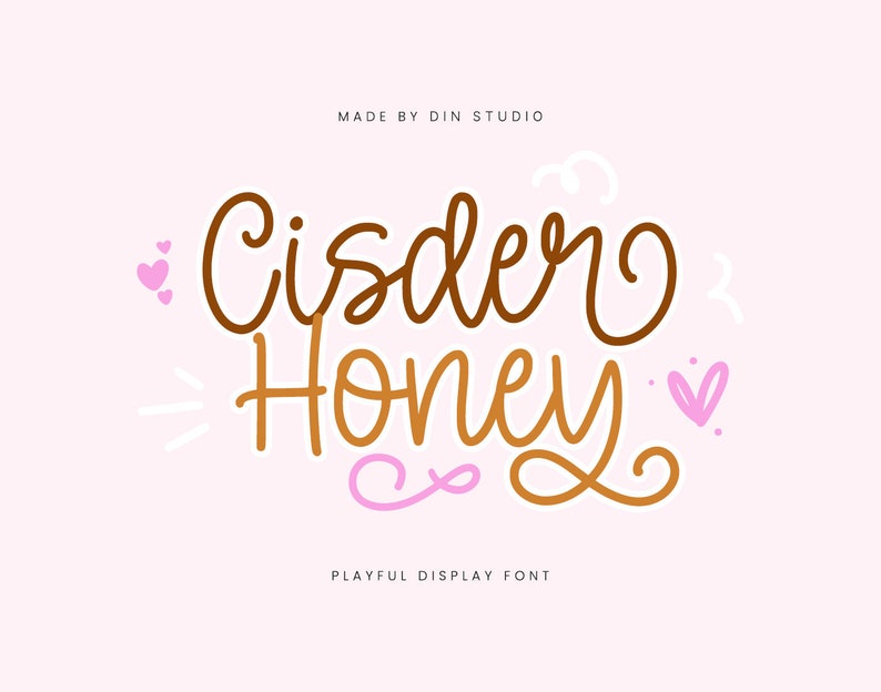 K&ouml;nnte beinhalten: Spielerische Display-Schriftart namens "Cider Honey" in brauner und goldener Schrift mit rosa Herzen und wei&szlig;en Wirbeln. Der Text "Made by Din Studio" und "Playful Display Font" ist ebenfalls enthalten.
