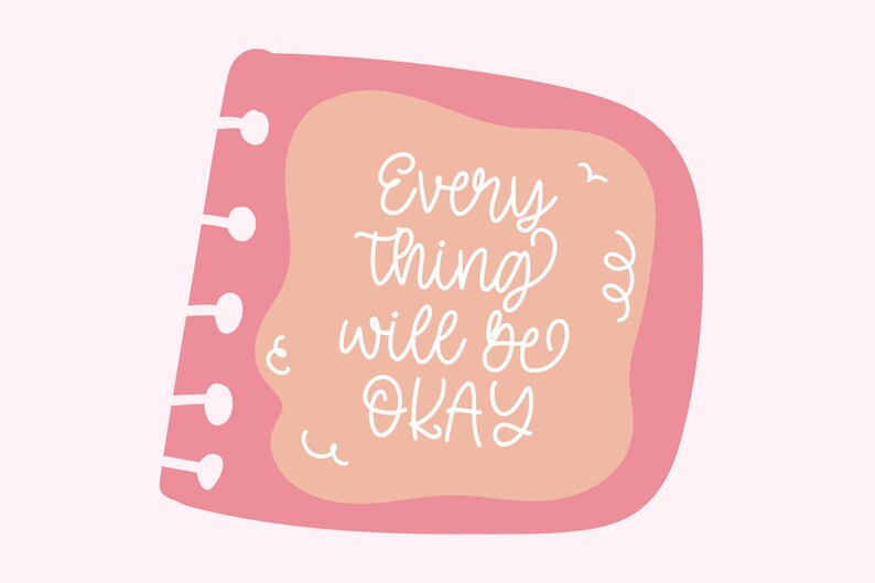 K&ouml;nnte beinhalten: Rosa Notizblock mit einem pfirsichfarbenen Hintergrund und dem Text "Every thing will be OKAY" in wei&szlig;er Kursivschrift.