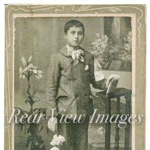 RAGAZZO CON FIORI Antica Seppia Fotografia Anteriore e Posteriore - Download digitale