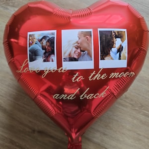 Op de afbeelding: Een rode hartvormige ballon met drie kleine foto's. De ballon heeft de zin "Love you to the moon and back" in gouden letters. De foto's tonen stellen in romantische poses.
