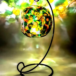 Handgeschilderde glazen kandelaar in abstracte herfstkleuren met metalen standaard