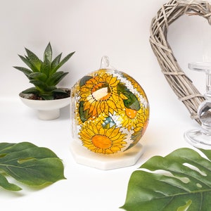 Lovely sunflower glass candle holder, hand painted in transparent stain glass paint. This glass tealight makes a great gift for any occasion like: best friend gift, sister birthday gift, mum birthday gift, Christmas gift