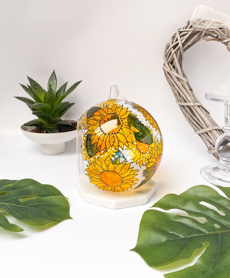 Lovely sunflower glass candle holder, hand painted in transparent stain glass paint. This glass tealight makes a great gift for any occasion like: best friend gift, sister birthday gift, mum birthday gift, Christmas gift