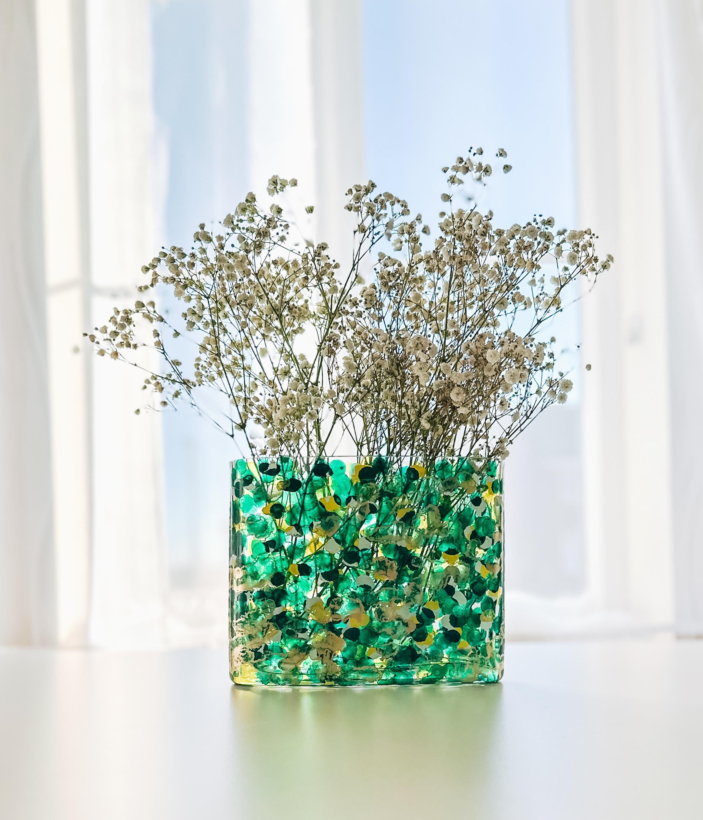 緑色の陶器製花瓶 金色の花模様 淡いグリーンの花弁模様花瓶 陶器