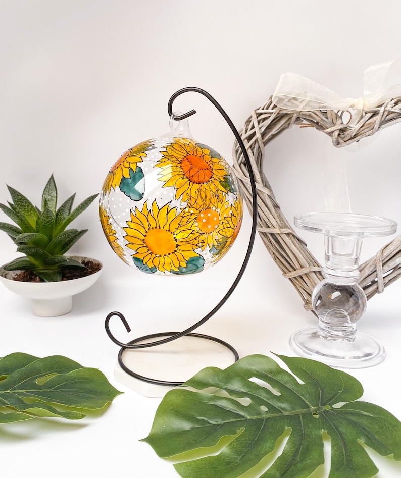 Lovely sunflower glass candle holder, hand painted in transparent stain glass paint. This glass tealight makes a great gift for any occasion like: best friend gift, sister birthday gift, mum birthday gift, Christmas gift