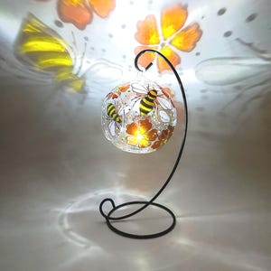 オレンジ色の花を持つ蜂の手描きガラスキャンドルホルダー、蜂のティーライトホルダー、蜂の棚の装飾アイデア