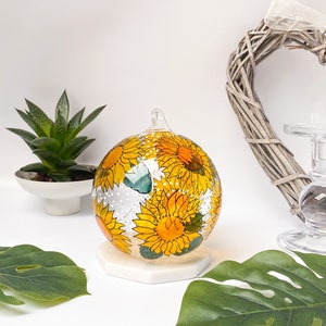 Lovely sunflower glass candle holder, hand painted in transparent stain glass paint. This glass tealight makes a great gift for any occasion like: best friend gift, sister birthday gift, mum birthday gift, Christmas gift