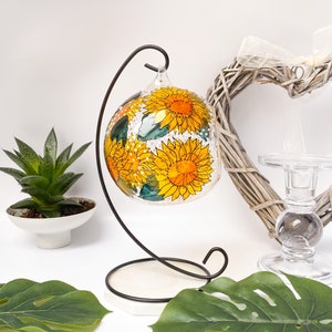 Lovely sunflower glass candle holder, hand painted in transparent stain glass paint. This glass tealight makes a great gift for any occasion like: best friend gift, sister birthday gift, mum birthday gift, Christmas gift