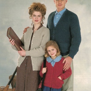 Op de afbeelding: Een gezin van drie personen draagt gebreide vesten. De vrouw houdt een boek vast, de man draagt een blauw vest en het kind draagt een rood vest.
