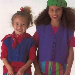 Puede incluir: Dos chicas vistiendo ropa de rayas y colores sólidos. La chica de la izquierda lleva una camisa roja, un chaleco azul, una bandana roja y una falda vaquera. La chica de la derecha lleva una camisa rosa, un chaleco morado y pantalones a rayas. Ambas chicas están sentadas en un banco amarillo y azul.