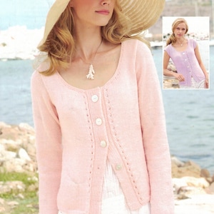 Puede incluir: Un cárdigan de punto rosa con cuello redondo, cierre de botones y detalles de encaje. El cárdigan se muestra en una modelo que lleva un vestido blanco y un sombrero de paja. El texto "Easy Knit" y "32-42" es visible en la imagen.