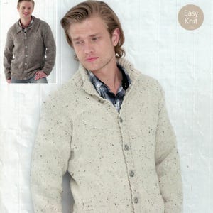 Puede incluir: Un cárdigan crema con botones y un patrón moteado. El suéter tiene un cuello chal y dos bolsillos delanteros. La imagen también muestra una imagen más pequeña de un cárdigan similar en color marrón. El texto "Easy Knit" está en la esquina superior derecha.