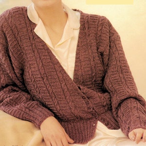 Puede incluir: Un cárdigan de punto de cable marrón con cuello en V y cierre de botones.