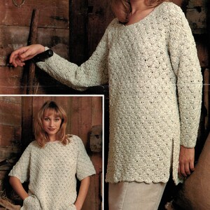 Könnte beinhalten: Hellbeige Häkeltunika mit langen Ärmeln und Rundhalsausschnitt. Die Tunika hat ein strukturiertes Muster und einen geschlitzten Saum. Ein zweites Bild zeigt eine ähnliche Tunika mit kurzen Ärmeln.