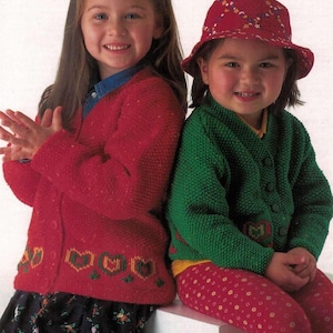 Puede incluir: Una taza de cerámica blanca con asa negra y el texto "But First, Coffee" en negrita negra. La taza se encuentra sobre un fondo neutro, resaltando su diseño sencillo.