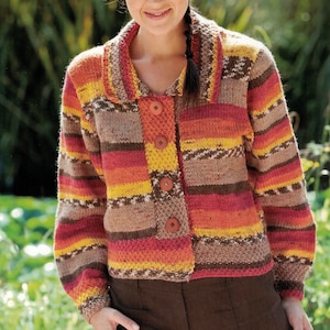 Könnte beinhalten: Gestrickte Strickjacke in warmen Farben mit Kragen und Knopfverschluss. Das Design zeigt horizontale Streifen in Orange, Gelb, Braun und Rot. Die Ärmel sind lang und der Stil ist gemütlich.