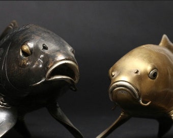 Twin Koi (Carp) Swimming, Figurine made by Nobumitsu 信光 - Japan - 20. Jahrhundert