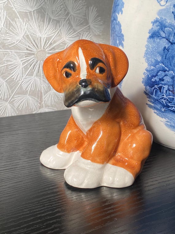 ティム作、ベンゴをモチーフにしたヴィンテージ陶器の犬の置物 - H.A. 
