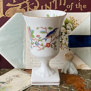 Insolito vintage Aynsley English Bone China Pembroke Martin pescatore uccello design urna bocciolo di fiore vaso successiva riproduzione di un disegno del XVIII (A)